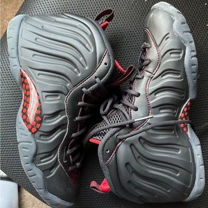 Red and black foamposites size 4.5youth